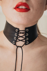 Чокер со шнуровкой впереди - фото